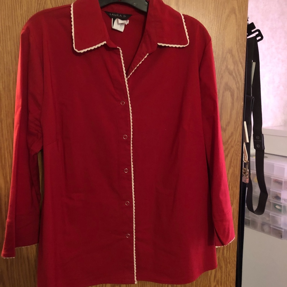 Laura G red button down w/cream scalloped detail
